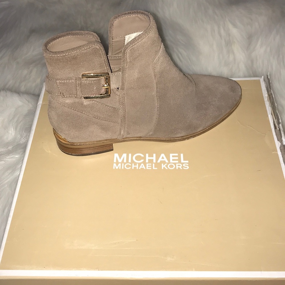 Ready for compliments w/ these MICHAEL KORS BOOTS